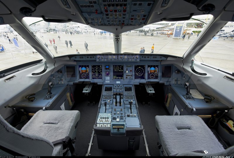 SSJ 100 кабина