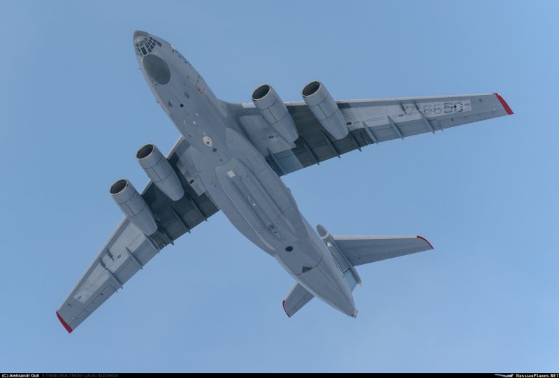 Ил-76 военно-транспортный самолёт вид снизу