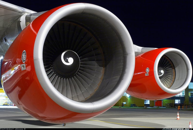 Боинг 777 четырех турбинный