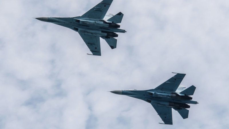 Российский истребитель отгоняет натовский самолет