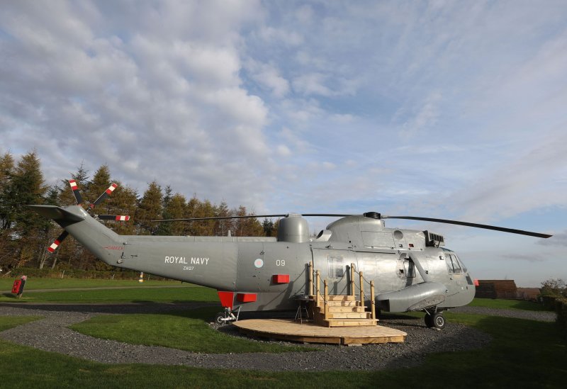 Helicopter Glamping at mains Farm, Великобритания