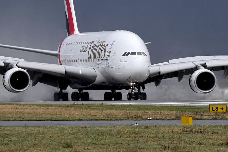 Самый большой пассажирский самолет в мире Airbus a380 фото