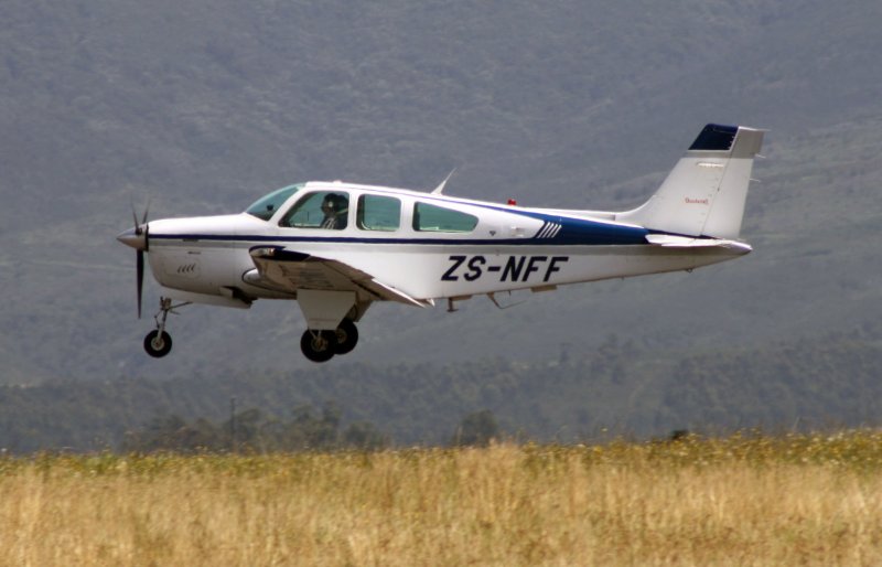 Beechcraft f33a салон