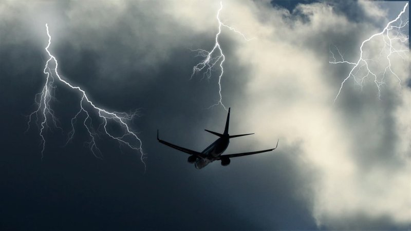 Самолет в грозу