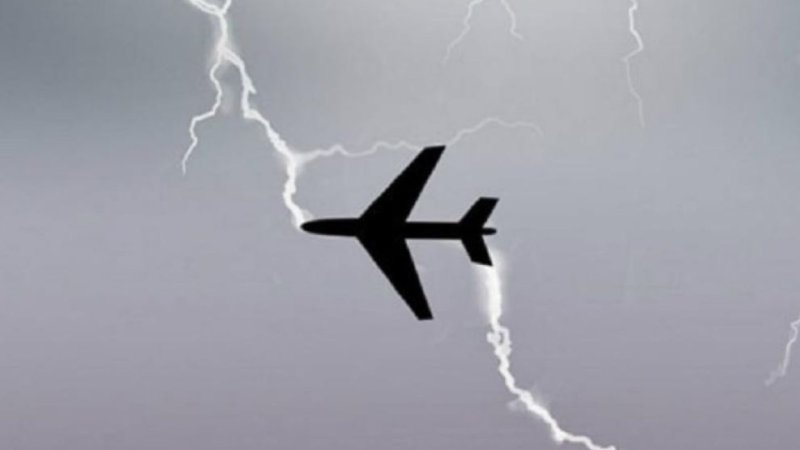 Попадание молнии в самолет
