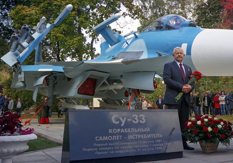 Су-33 памятник в ОКБ сухого