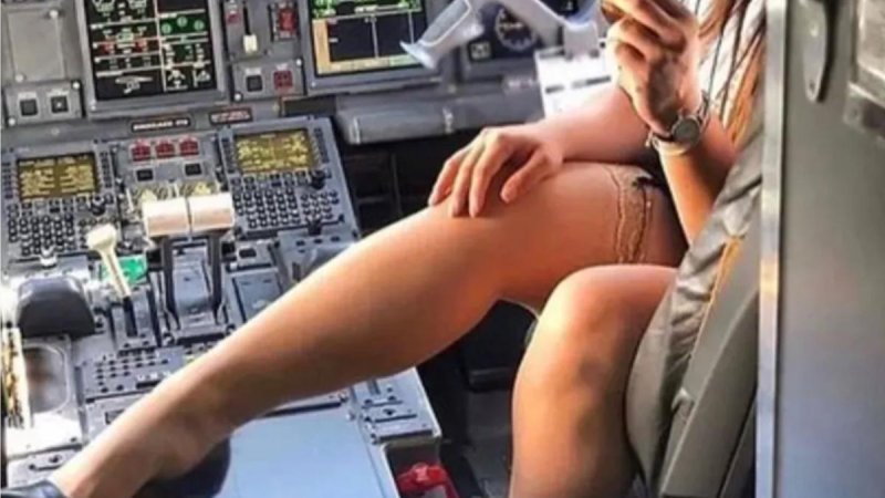 Стюардесса в кабине пилота
