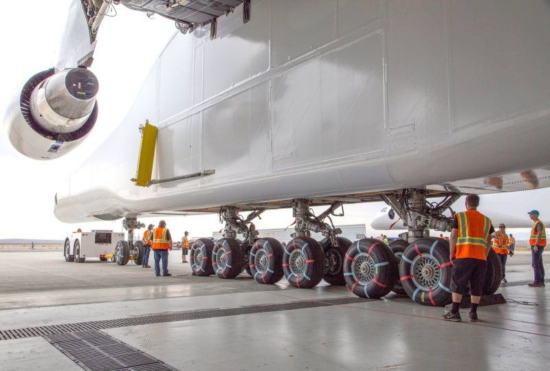 Самолет Stratolaunch model 351