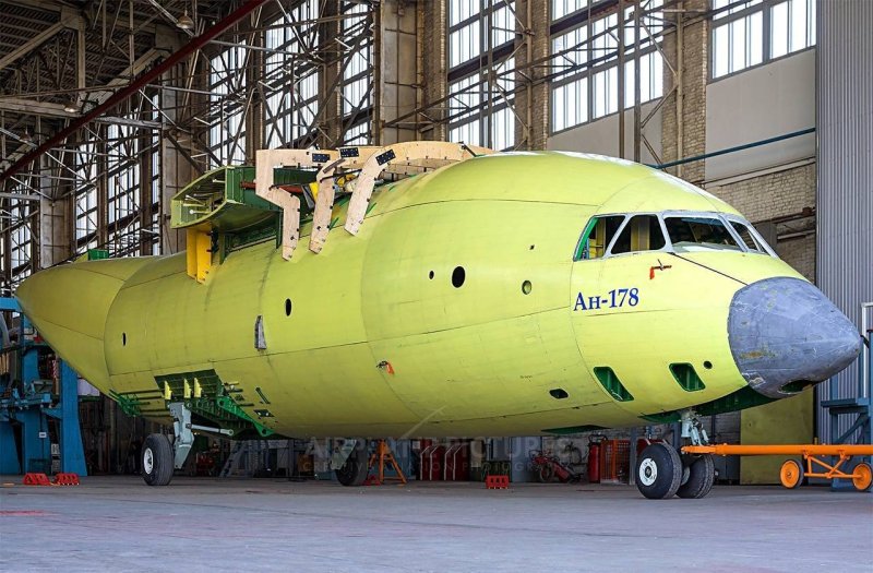 АН-178 транспортный самолёт