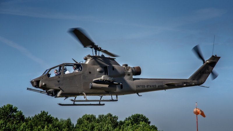 Вертолет Ah-1f