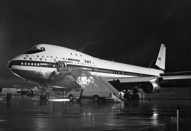 Боинг 747 белый