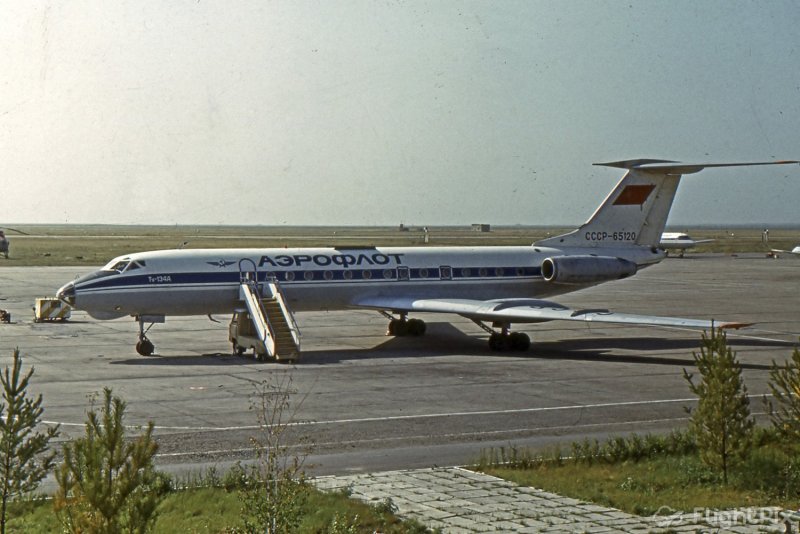 Ту-134 пассажирский самолёт