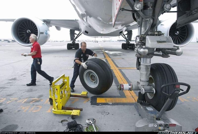 Передняя стойка шасси Боинг 777