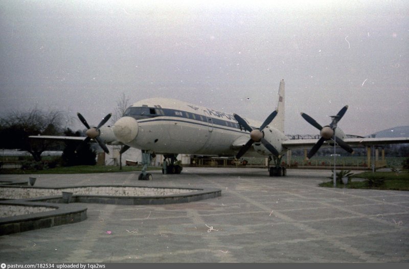 Самолет ил-18 в Адлере