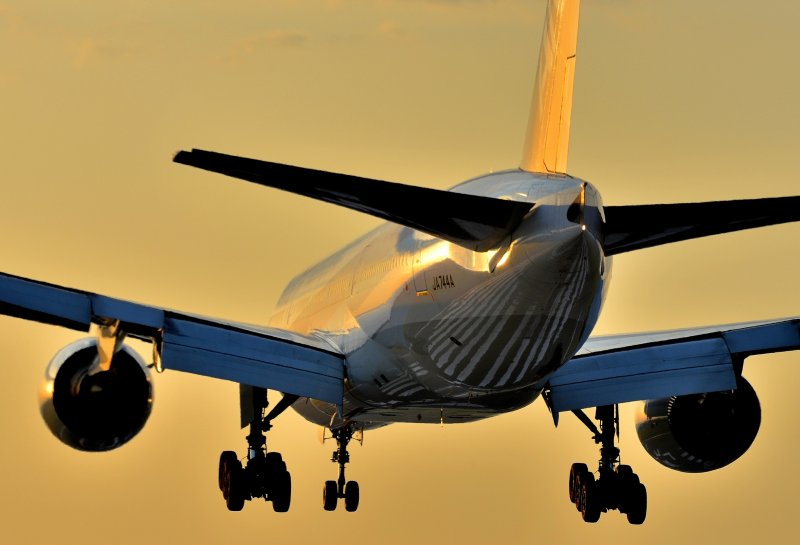 Боинг с выпущенными шасси 777