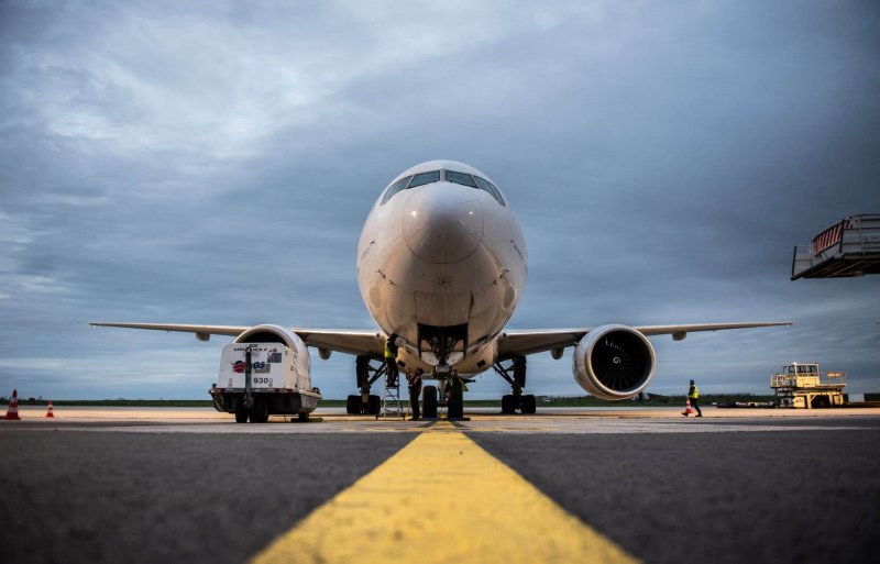 Боинг 777 в аэропорту вечер