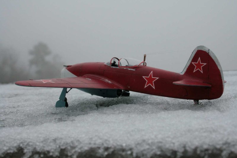 Як-15 красный