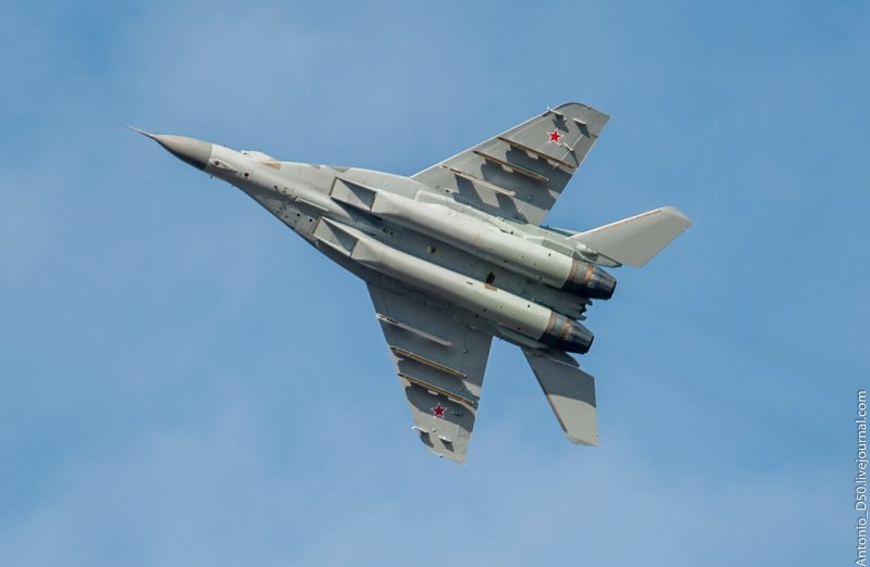 Су-27 истребитель вид снизу