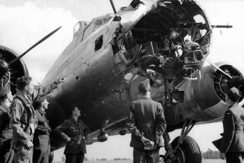 B-17 летающая крепость поврежденный