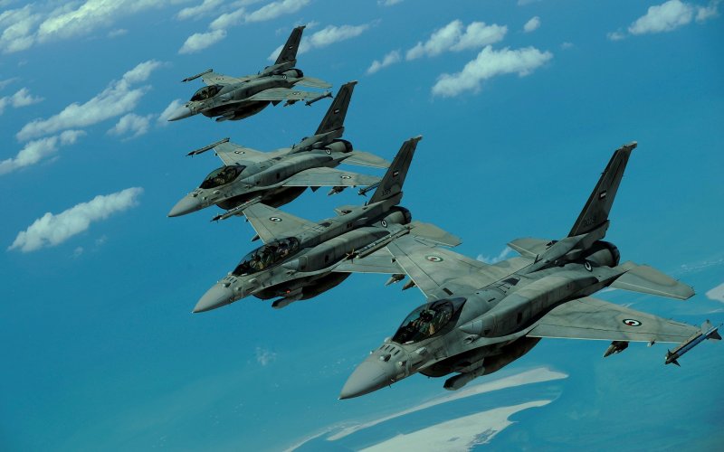Военный истребитель f16