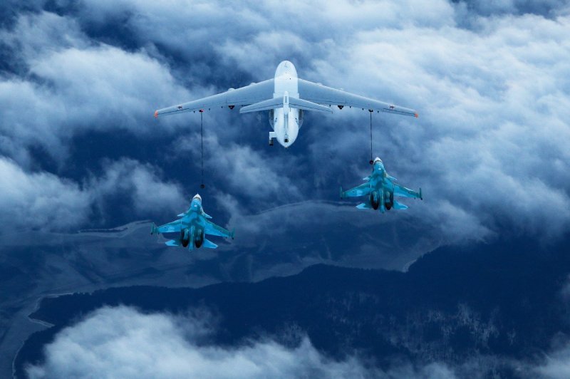 Дозаправщик Су 34 в воздухе