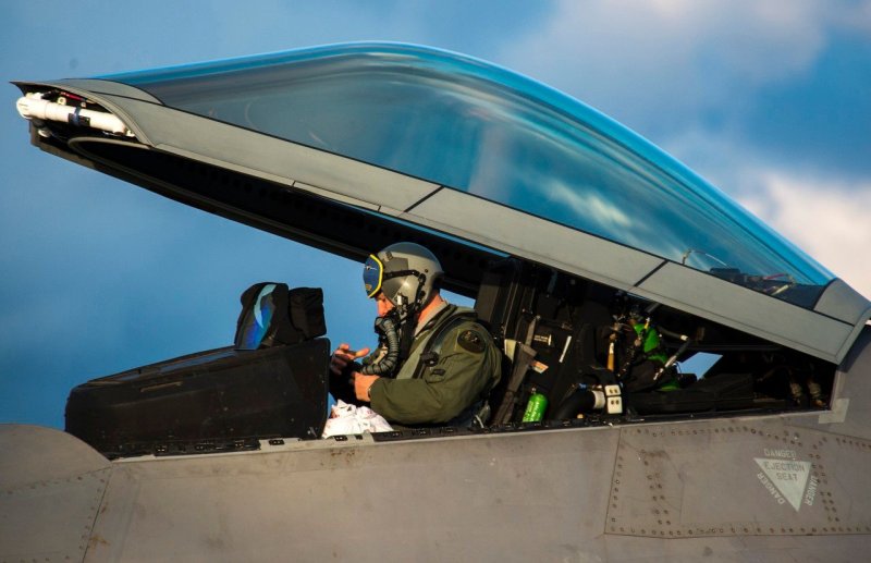 F-22 Raptor пилот