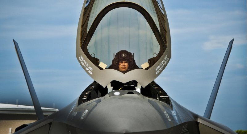 F-35 фонарь