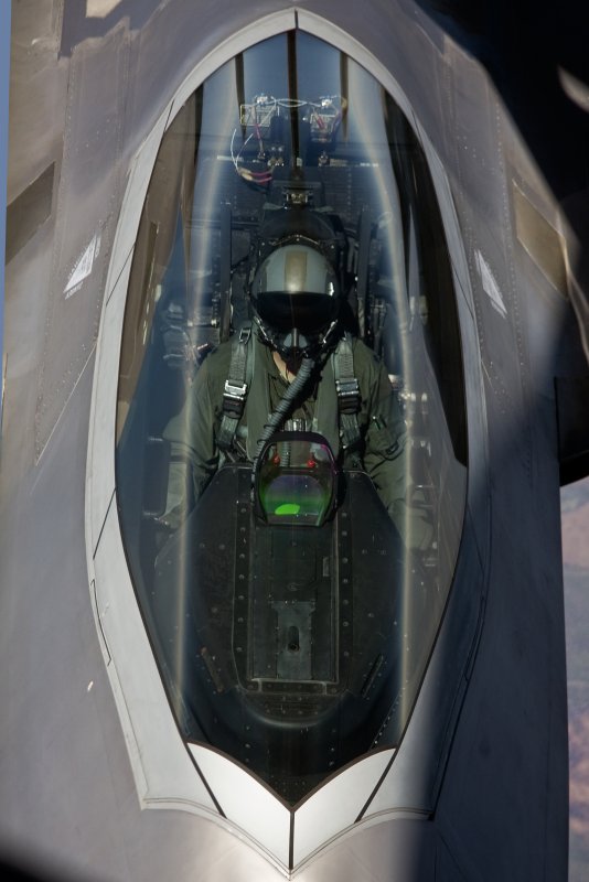 F 22 кабина пилота