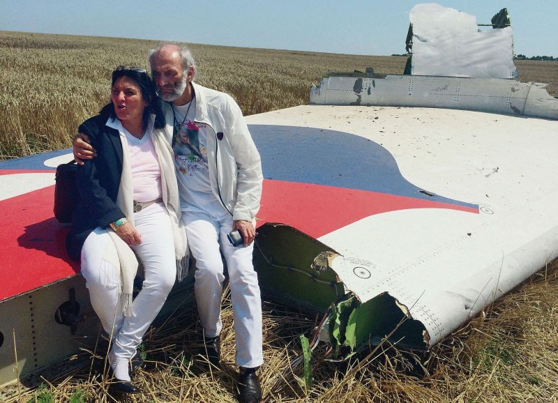 Ополченцы позируют на фоне Боинга