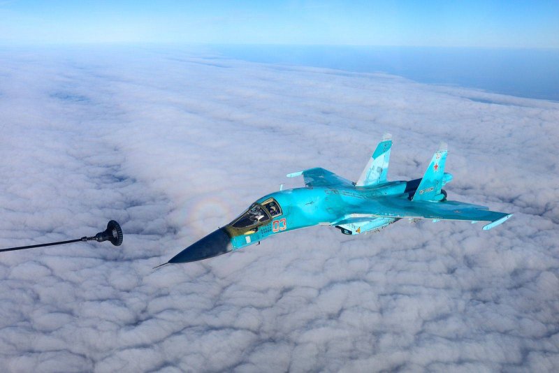 Дозаправщик Су 34 в воздухе