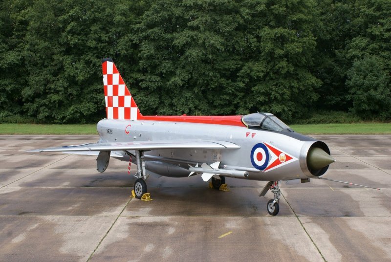 Lightning f6 обои