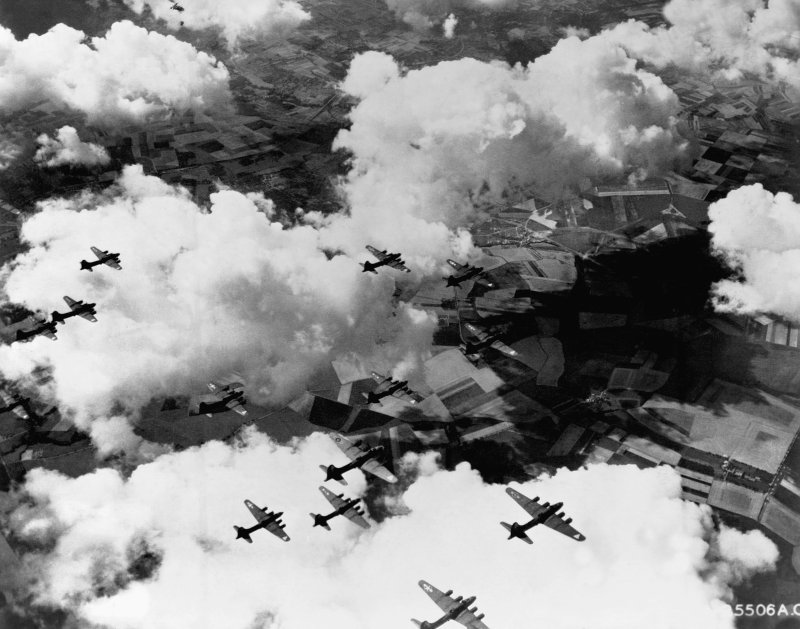 Войны 1941-1945 самолеты бомбят