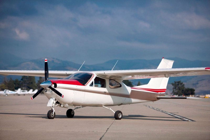 Легкомоторный самолет Cessna 172