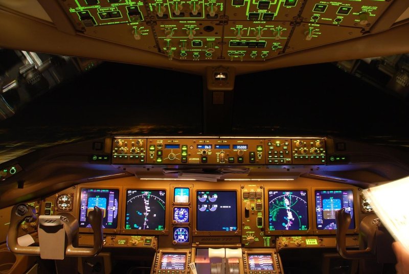 Кабина пилота Боинг 777