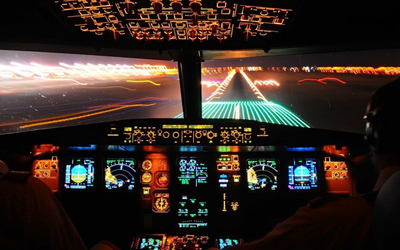 Ночной аэропорт с кабины пилота Боинг 737