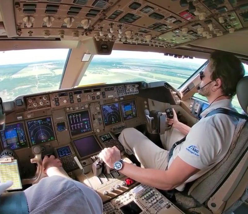 Пилот Боинг 747
