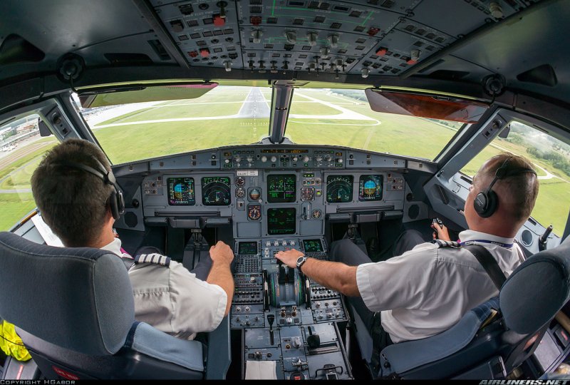Airbus a320 кабина пилотов