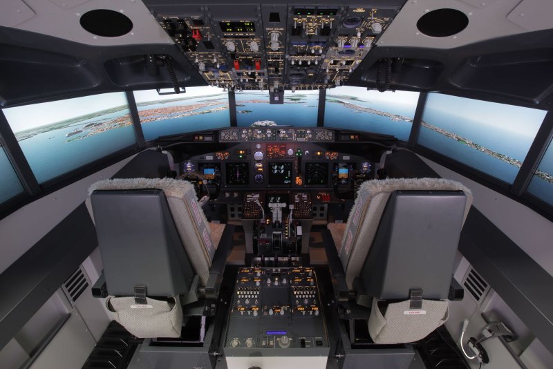 Кабина Боинг 737 джойстик