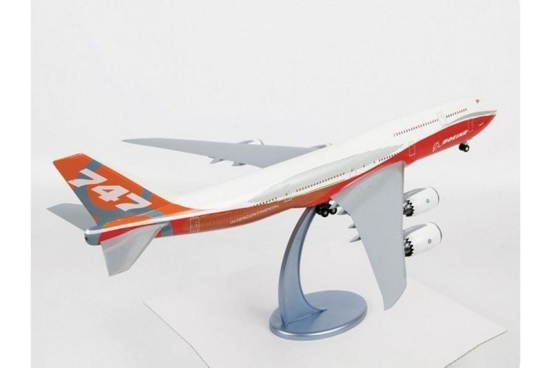 Сборная модель пассажирский авиалайнер Боинг 747-8 (7010)