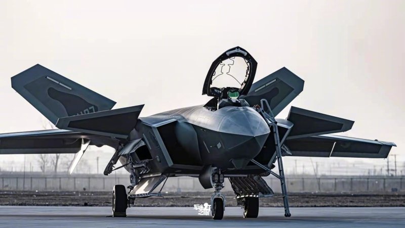 Kizil Elma UAV and j20 Fighter