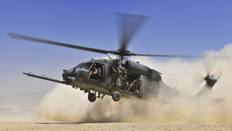 Военный вертолет Black Hawk