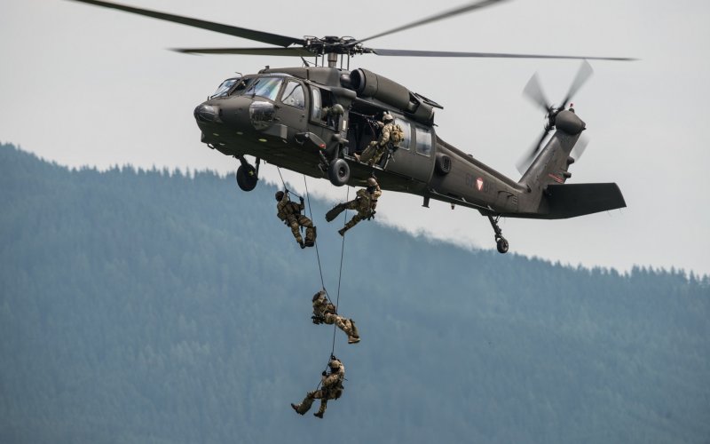 Вертолёт uh-60 Black Hawk