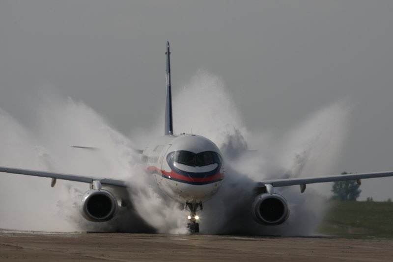 Sukhoi Superjet 100 испытания водой