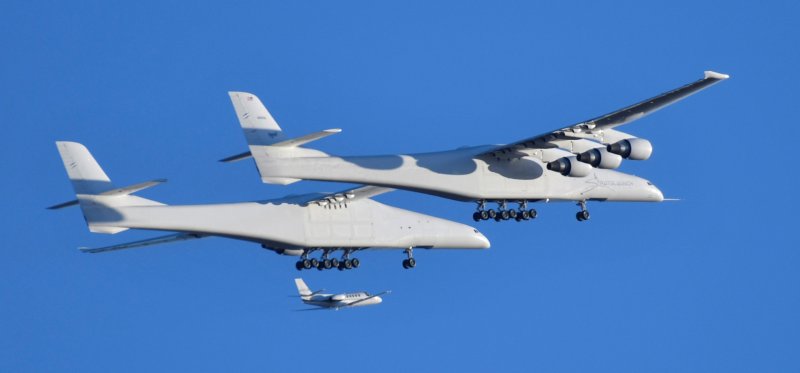Двухфюзеляжный самолет Stratolaunch model 351