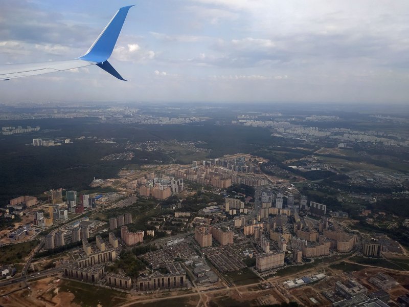 Самолет над Москвой