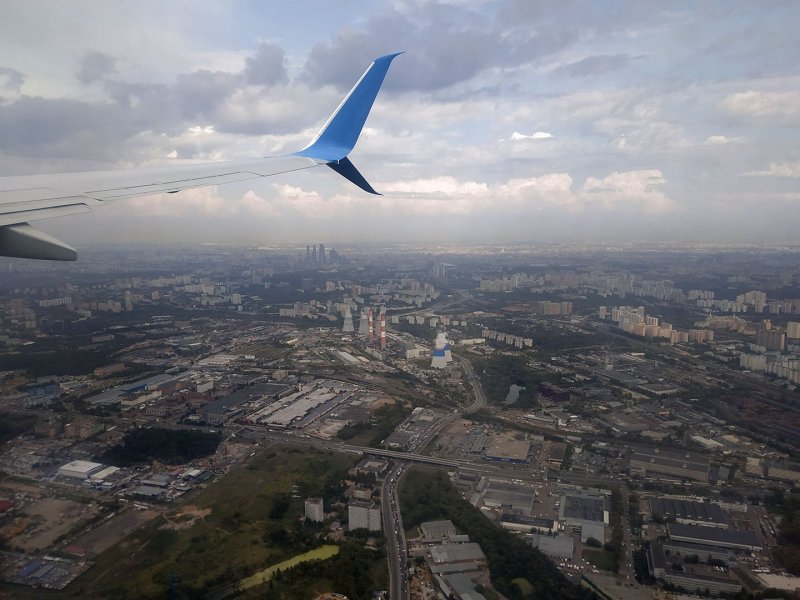 Самолет над Москвой