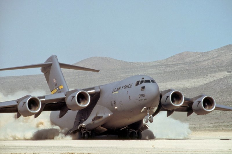 Военно-транспортный самолет США C-17