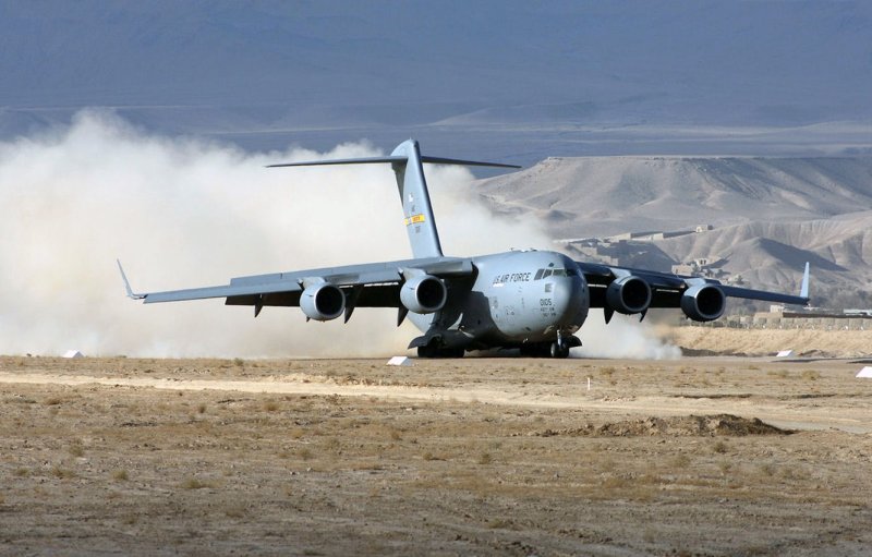Американский грузовой самолет c17 Globemaster