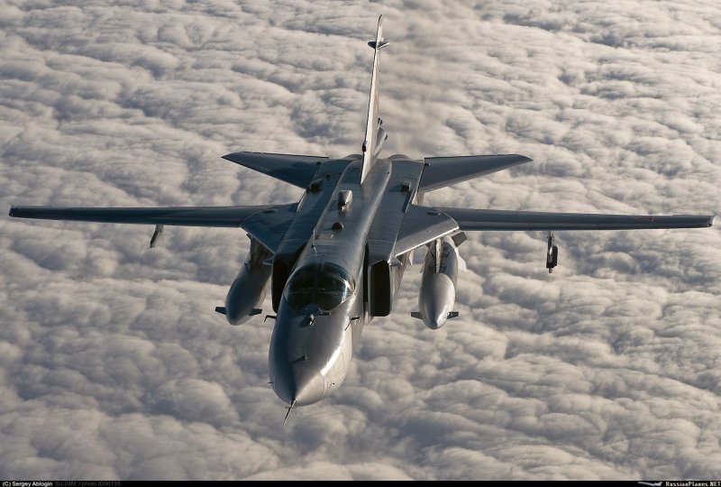 Су-24 бомбардировщик