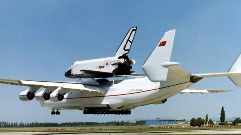 Антонов АН-225 Мрия с Бураном